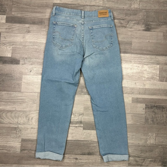 Signature Levi Strauss Light Wash Mid-Rise Boyfriend Jeans - Picture 7 of 7
